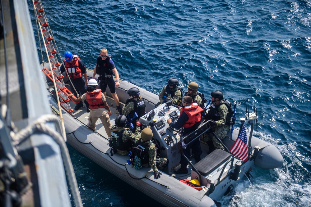 USS Mason (DDG 87) Supports C5F Operations