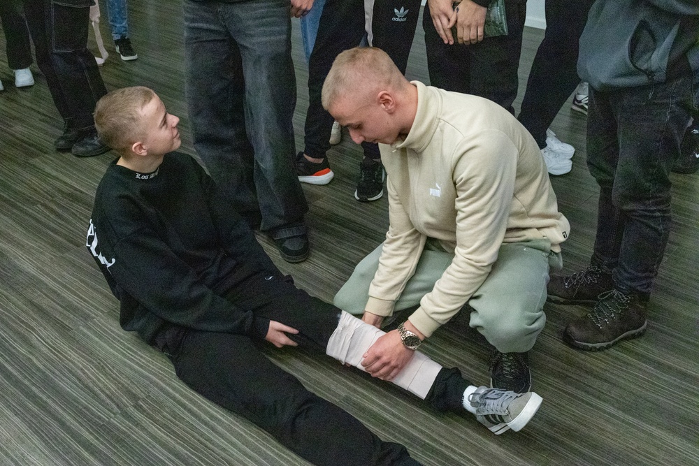 Soldiers conduct first aid training with Latvian high school students
