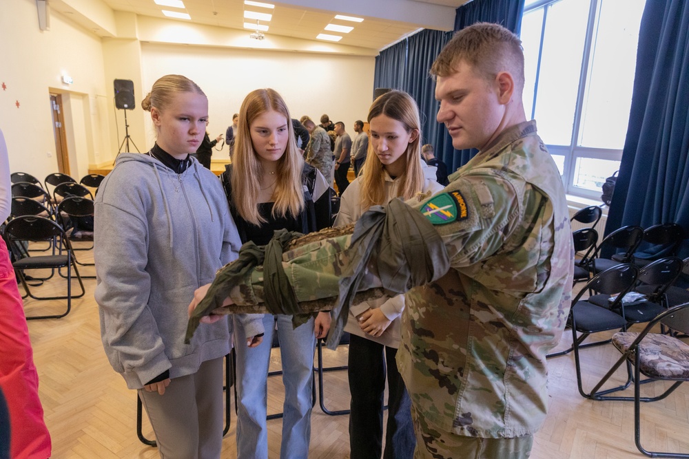 Soldiers conduct first aid training with Latvian high school students