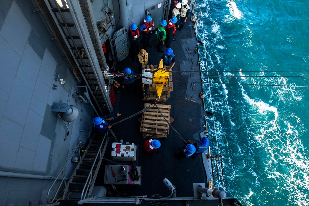 USS Philippine Sea (CG 58) Conducts Replenishment-at-Sea