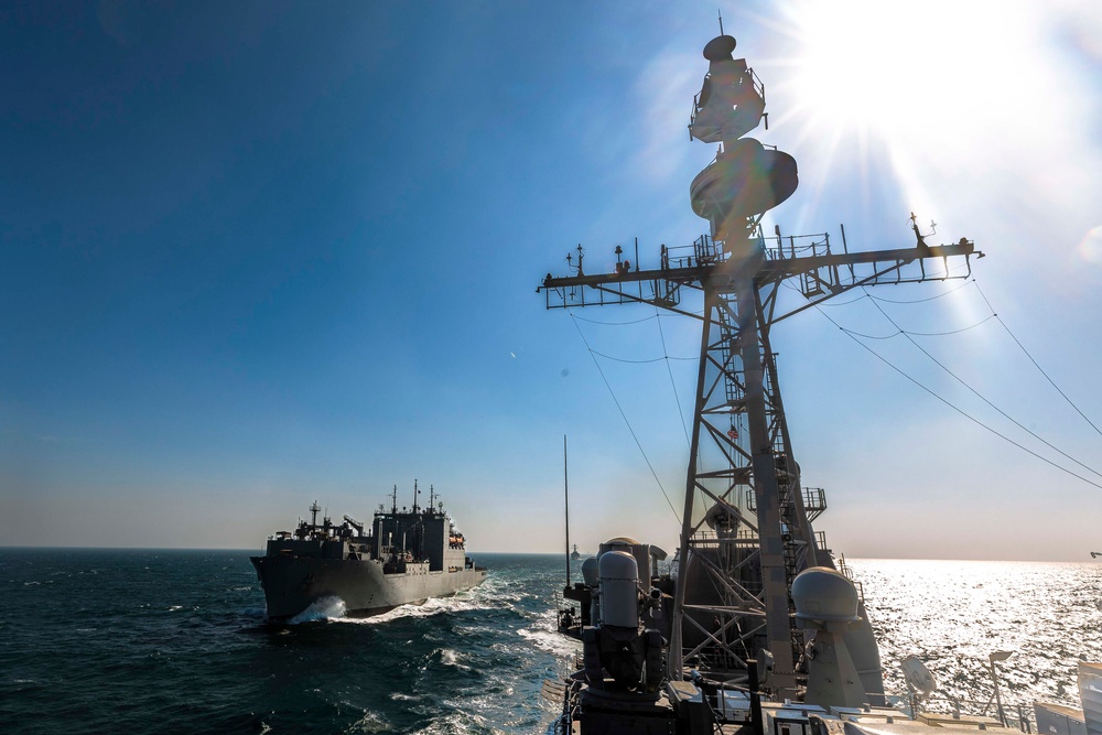 USS Philippine Sea (CG 58) Conducts Replenishment-at-Sea