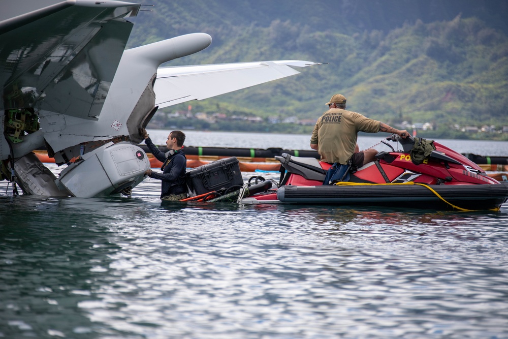 Experts prepare a U.S. Navy P-8A Poseidon in Kaneohe Bay for Salvage Operations