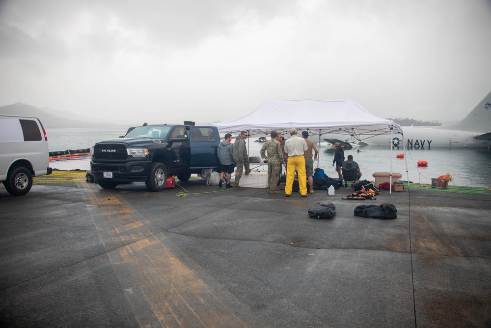 Experts prepare a U.S. Navy P-8A Poseidon in Kaneohe Bay for Salvage Operations