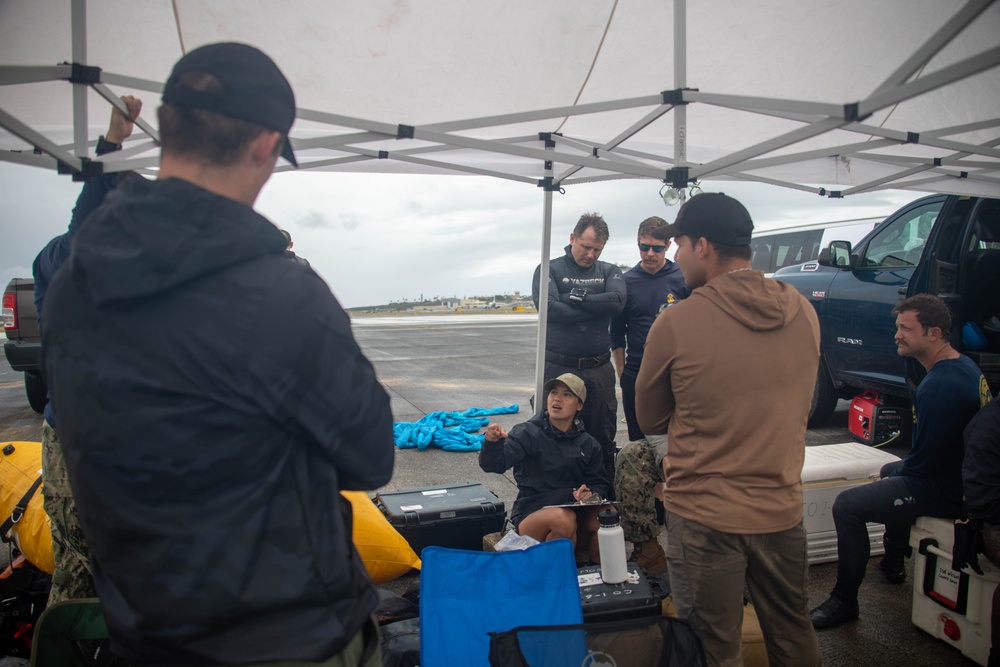 Experts prepare a U.S. Navy P-8A Poseidon in Kaneohe Bay for Salvage Operations