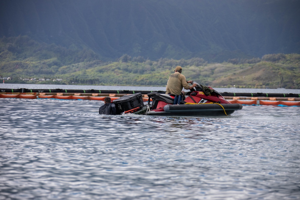 Experts prepare a U.S. Navy P-8A Poseidon in Kaneohe Bay for Salvage Operations