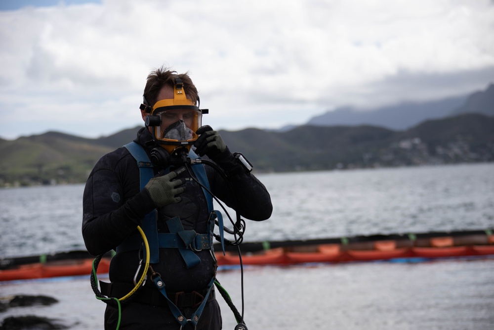 Experts prepare a U.S. Navy P-8A Poseidon in Kaneohe Bay for Salvage Operations