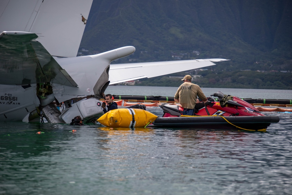 Experts prepare a U.S. Navy P-8A Poseidon in Kaneohe Bay for Salvage Operations