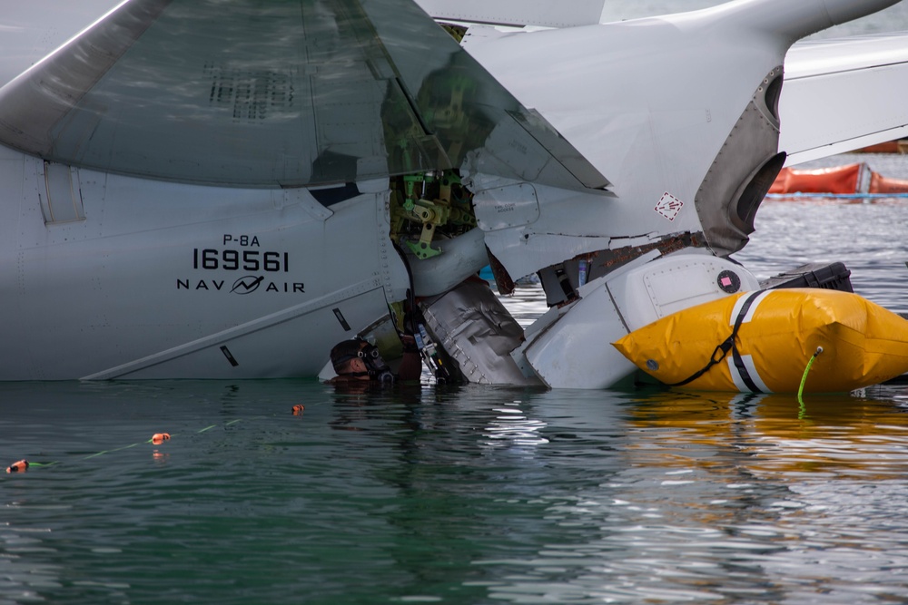 Experts prepare a U.S. Navy P-8A Poseidon in Kaneohe Bay for Salvage Operations