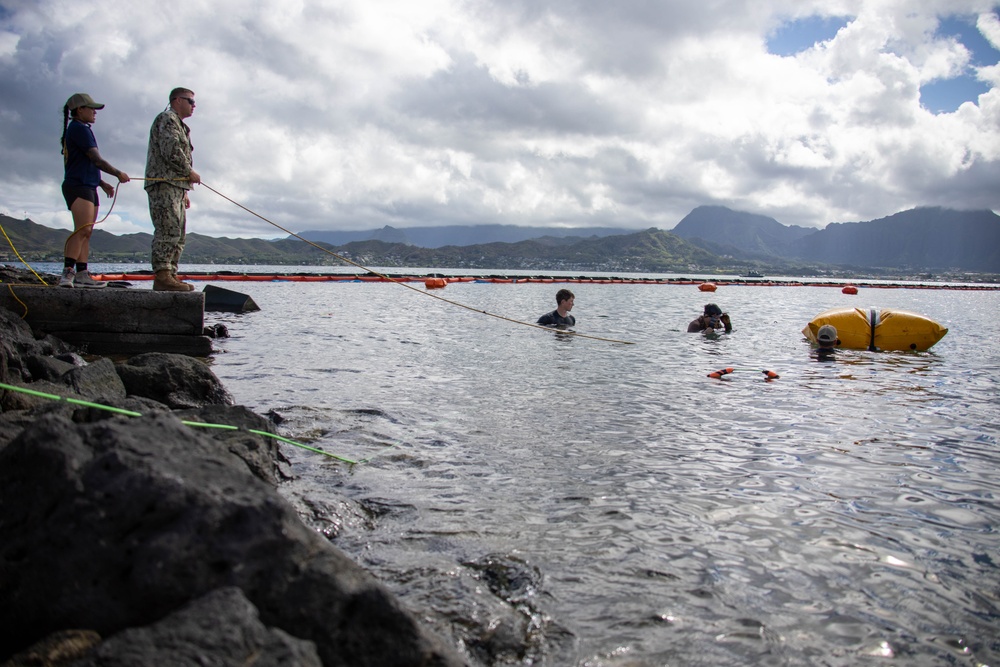 Experts prepare a U.S. Navy P-8A Poseidon in Kaneohe Bay for Salvage Operations