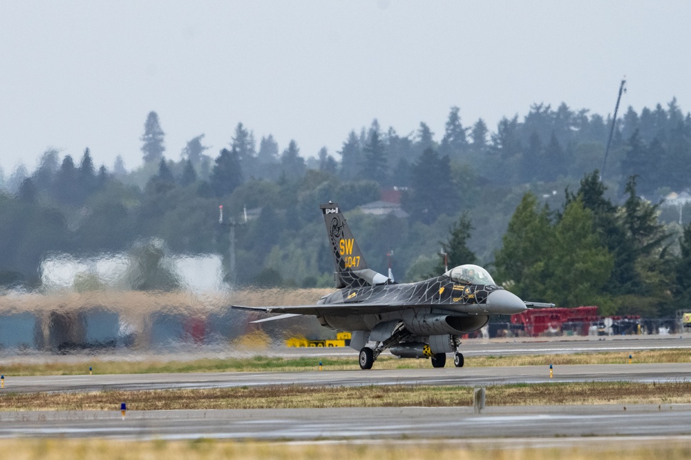 F-16 Viper Demo Team arrives at the Oregon International Airshow