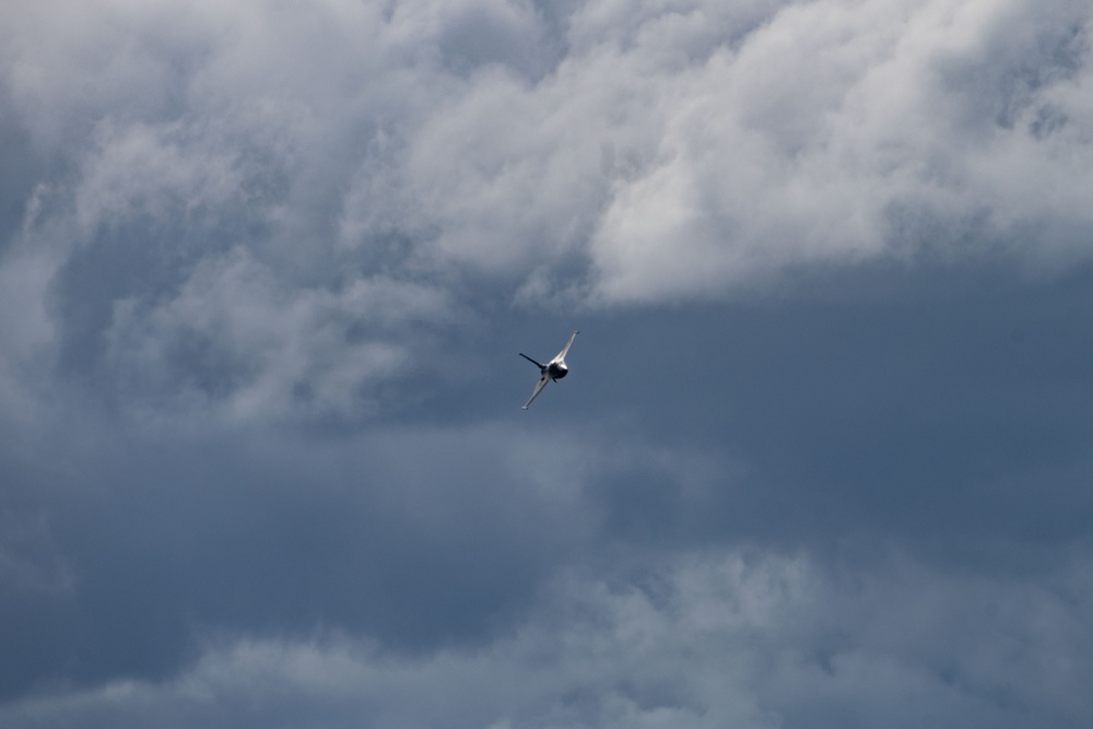 F-16 Viper Demo Team performs at Oregon International Airshow