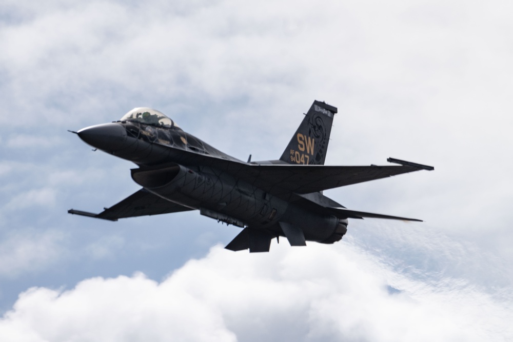 F-16 Viper Demo Team performs at Oregon International Airshow