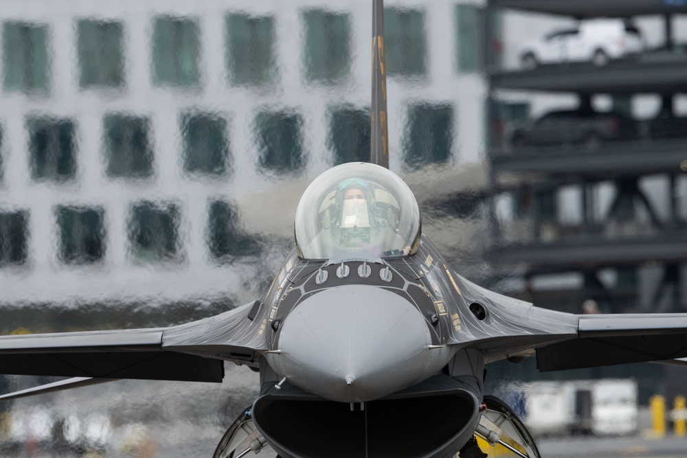 F-16 Viper Demo Team arrives at the Oregon International Airshow