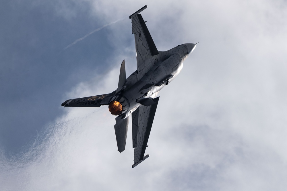 F-16 Viper Demo Team performs at Oregon International Airshow