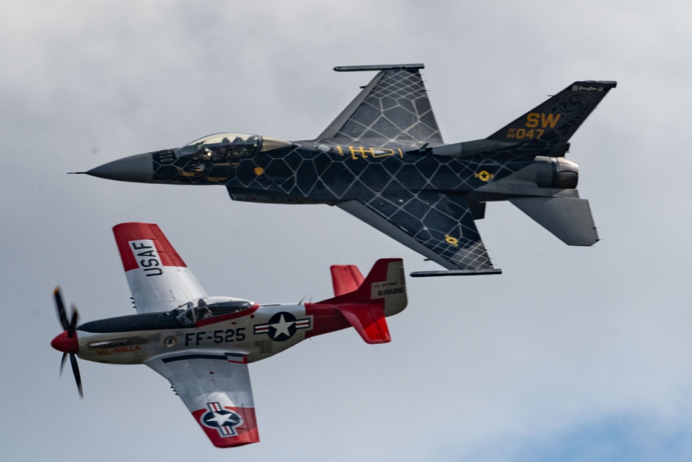 F-16 Viper Demo Team performs at Oregon International Airshow