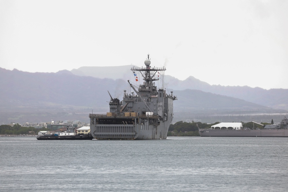 USS Pearl Harbor (LSD 52) Pulls into Pearl Harbor.