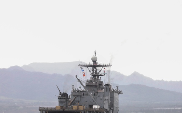 USS Pearl Harbor (LSD 52) Pulls into Pearl Harbor.