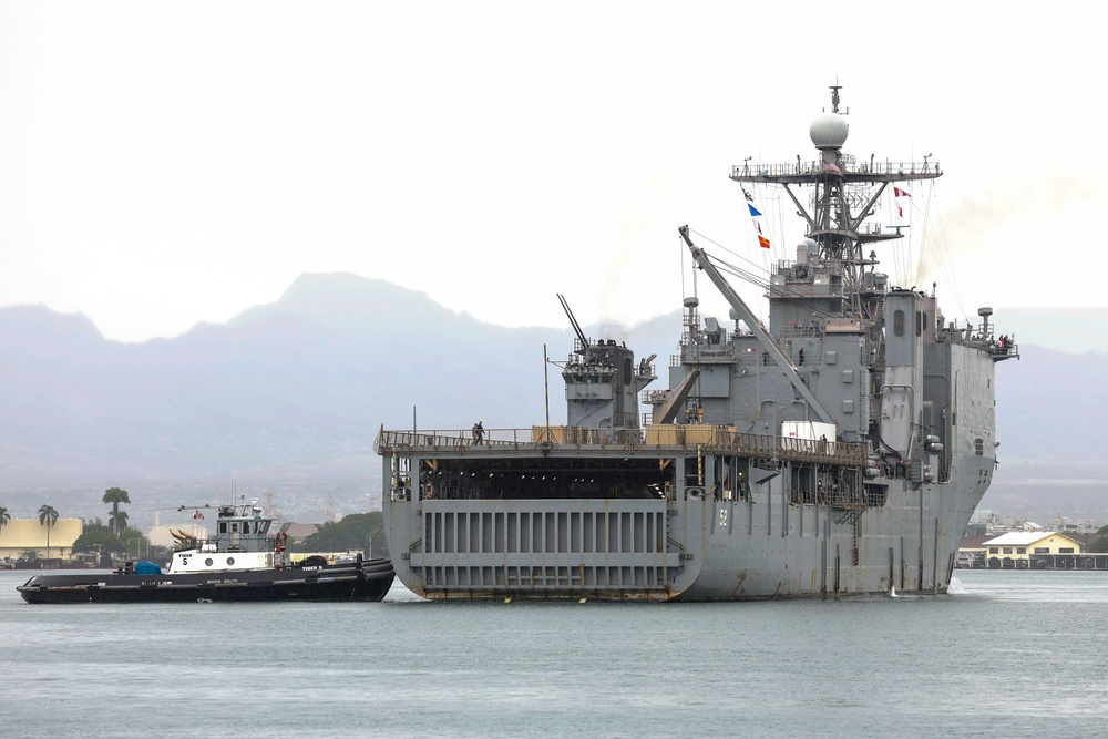 USS Pearl Harbor (LSD 52) Pulls into Pearl Harbor.