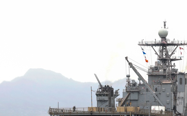 USS Pearl Harbor (LSD 52) Pulls into Pearl Harbor.