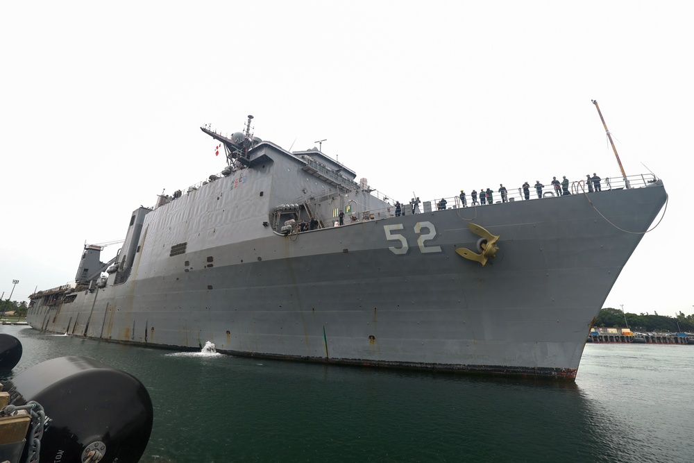 USS Pearl Harbor (LSD 52) Pulls into Pearl Harbor.