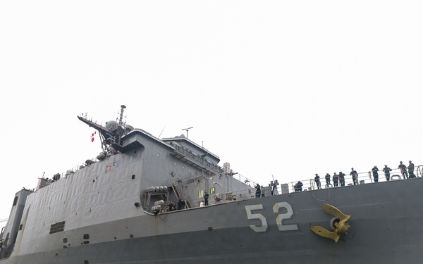 USS Pearl Harbor (LSD 52) Pulls into Pearl Harbor.