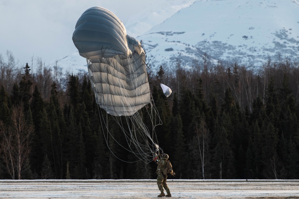 Air Force special warfare Airmen, Alaska Air National Guard aviators, and Army paratroopers conduct airborne training at JBER