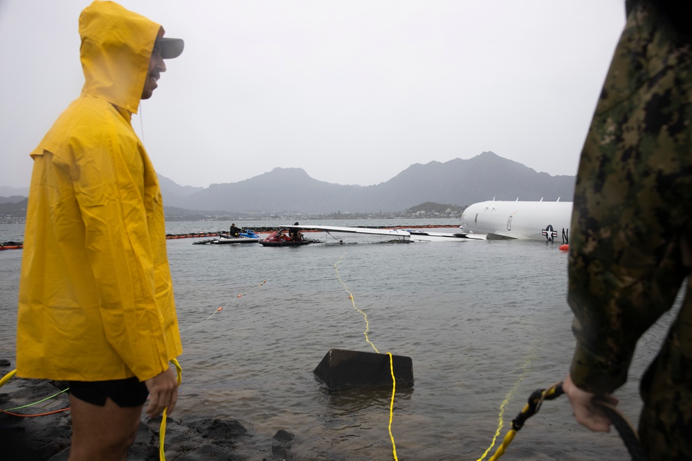 Experts prepare a U.S. Navy P-8A Poseidon in Kaneohe Bay for Salvage Operations