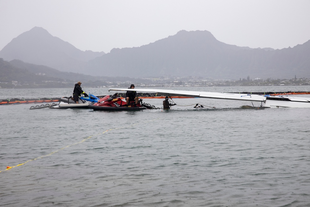 Experts prepare a U.S. Navy P-8A Poseidon in Kaneohe Bay for Salvage Operations