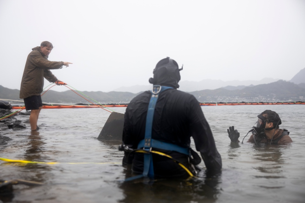 Experts prepare a U.S. Navy P-8A Poseidon in Kaneohe Bay for Salvage Operations