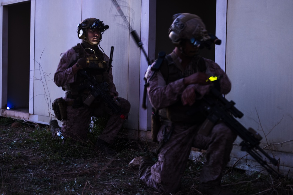 Steel Knight 23.2: 1st Recon Bn. conducts night raid