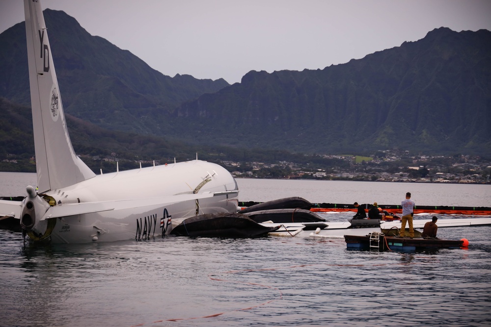 Experts Position Salvage Roller Bags During Salvage Preparation of U.S. Navy P-8A Poseidon in Kaneohe Bay