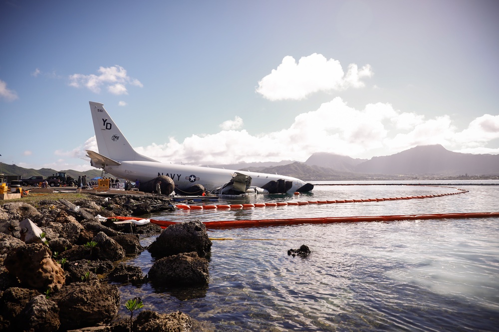 Experts Work to Extract U.S. Navy P-8A Poseidon from Kaneohe Bay