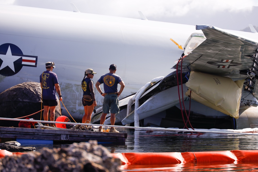 Experts Work to Extract U.S. Navy P-8A Poseidon from Kaneohe Bay