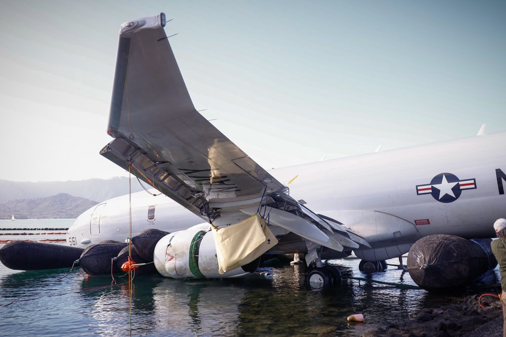 Experts Work to Extract U.S. Navy P-8A Poseidon from Kaneohe Bay