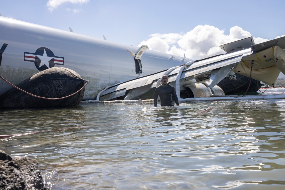 Experts Work to Extract U.S. Navy P-8A Poseidon From Kaneohe Bay