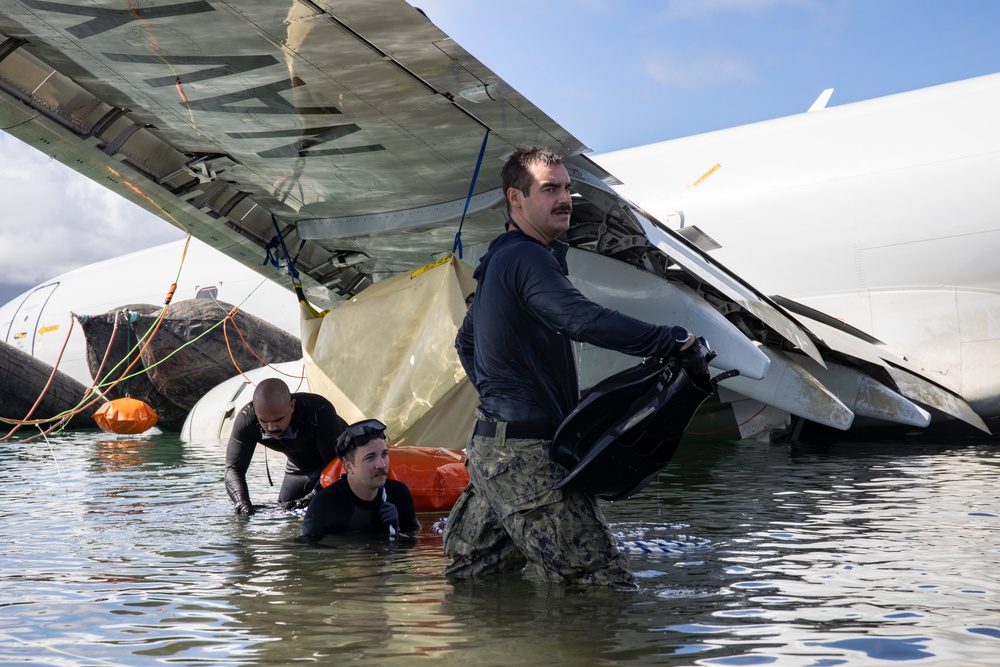 Experts Work to Extract U.S. Navy P-8A Poseidon From Kaneohe Bay