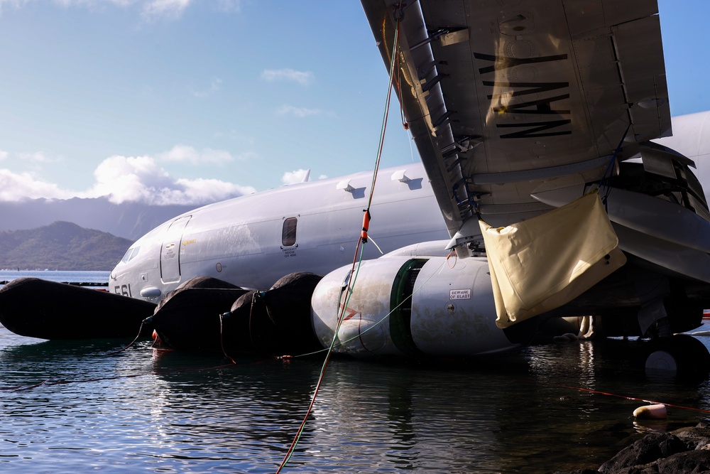 Experts Work to Extract U.S. Navy P-8A Poseidon From Kaneohe Bay