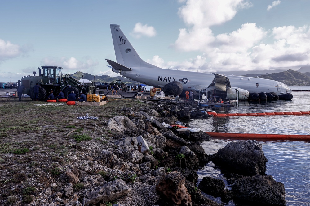 Experts Work to Extract U.S. Navy P-8A Poseidon From Kaneohe Bay