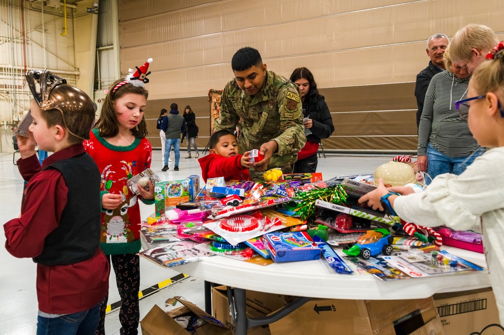 Family Readiness Center Hosts Wing Holiday Party