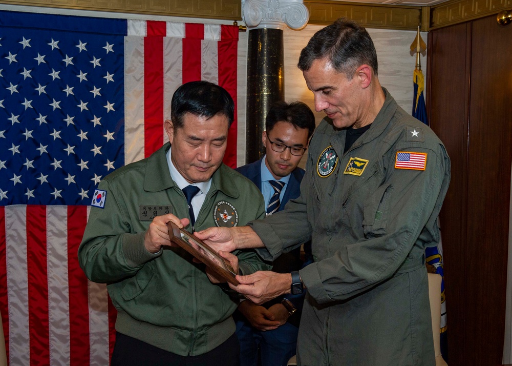 Republic of Korea Minister of National Defense Visits USS Carl Vinson (CVN 70)