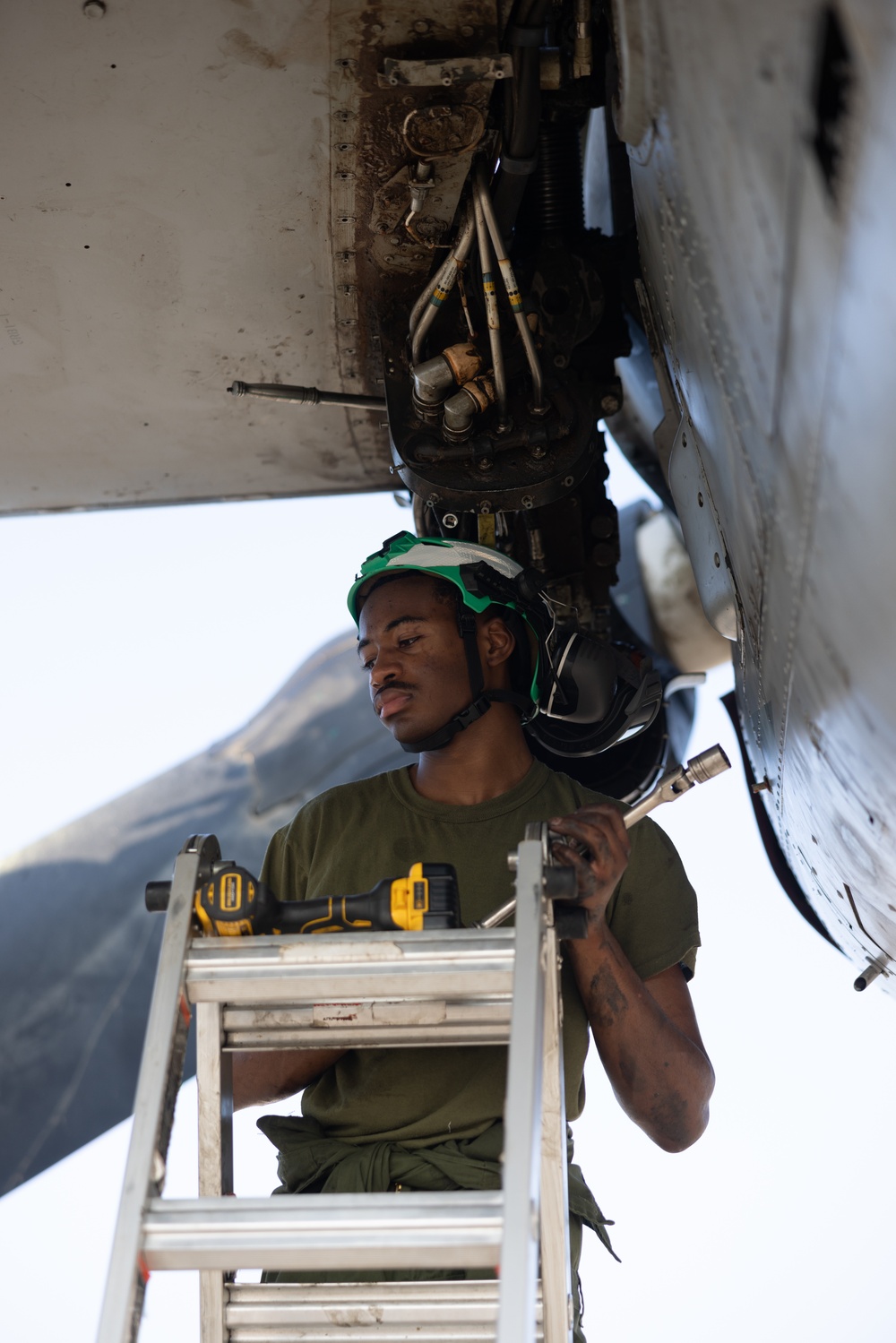 Marine Medium Tiltrotor Squadron (VMM) 261 (Rein.) Marines conduct daily maintenance