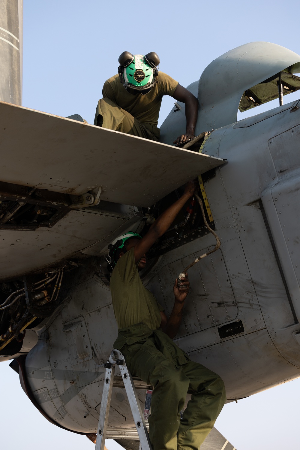 Marine Medium Tiltrotor Squadron (VMM) 261 (Rein.) Marines conduct daily maintenance