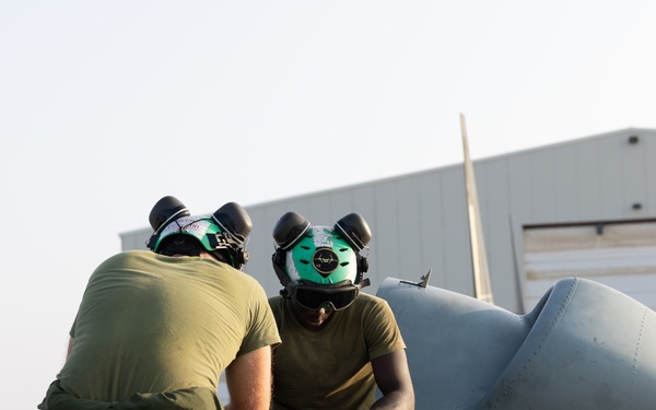 Marine Medium Tiltrotor Squadron (VMM) 261 (Rein.) Marines conduct daily maintenance