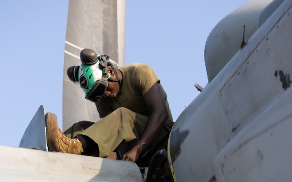 Marine Medium Tiltrotor Squadron (VMM) 261 (Rein.) Marines conduct daily maintenance