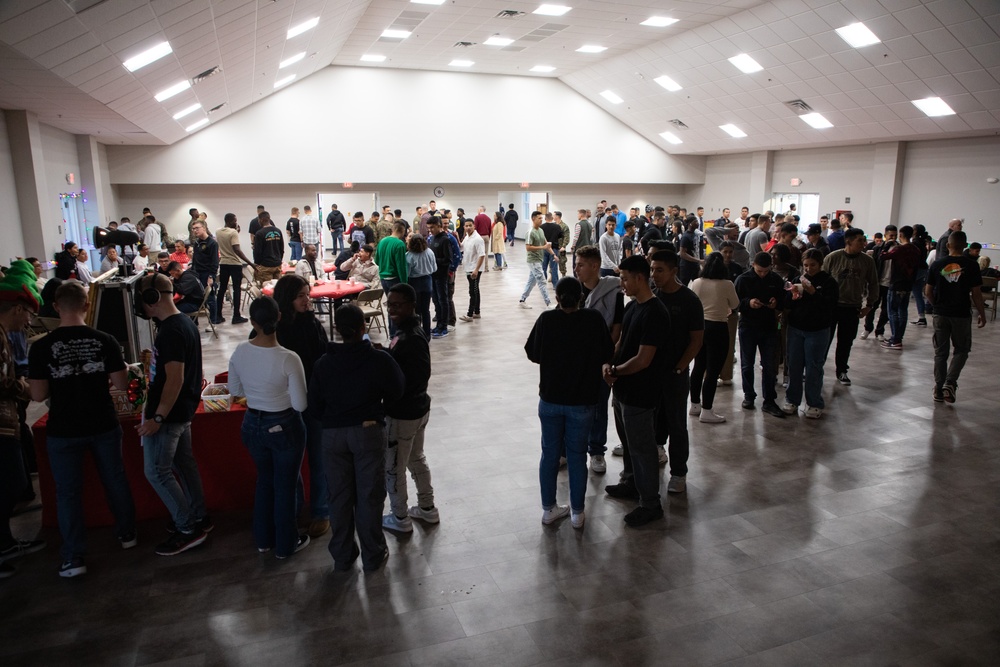 Marine Corps Combat Service Support Schools hosts tree lighting ceremony