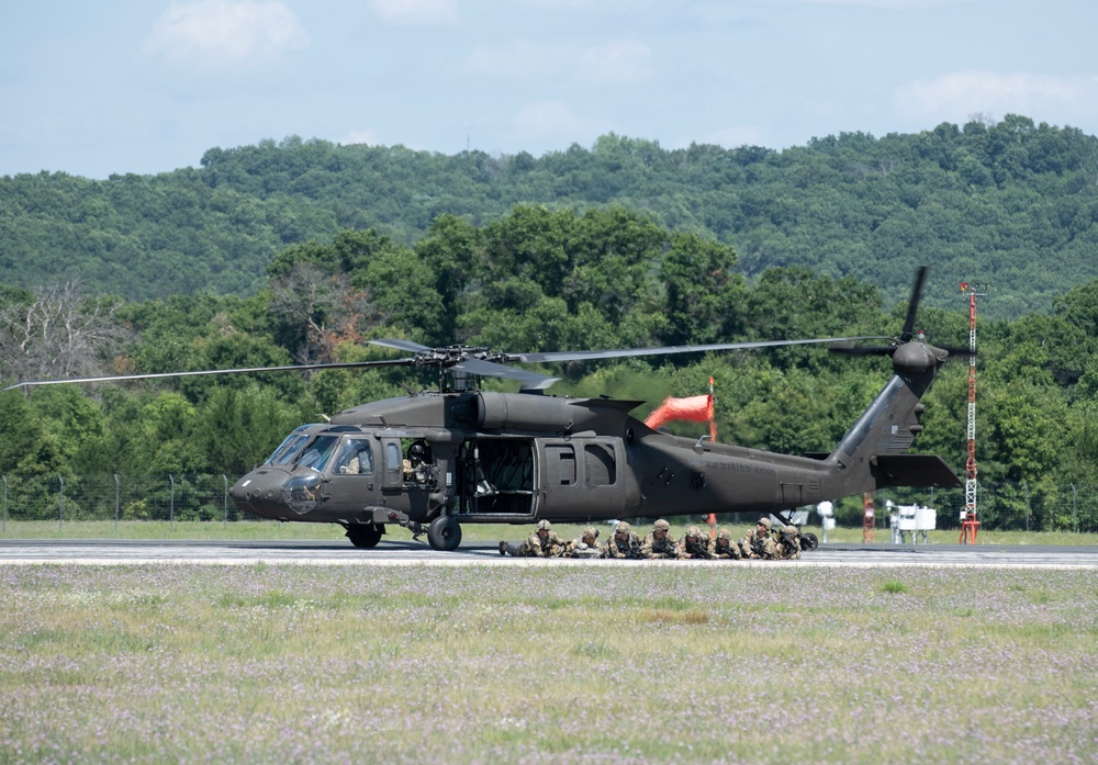 Soldiers and Airmen Prep for Airshow