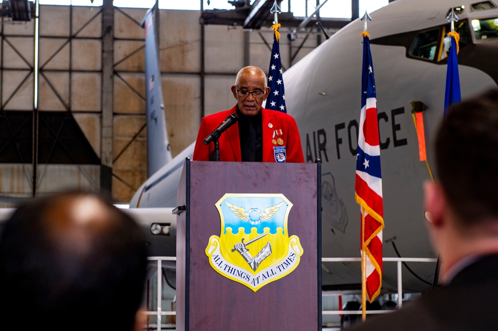 Tuskegee Airman visits the 121st ARW after 74 years