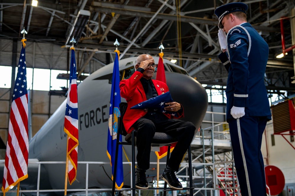 Tuskegee Airman visits the 121st ARW after 74 years