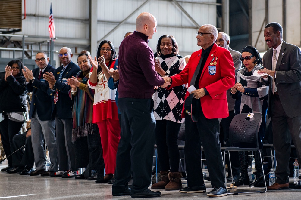 Tuskegee Airman visits the 121st ARW after 74 years