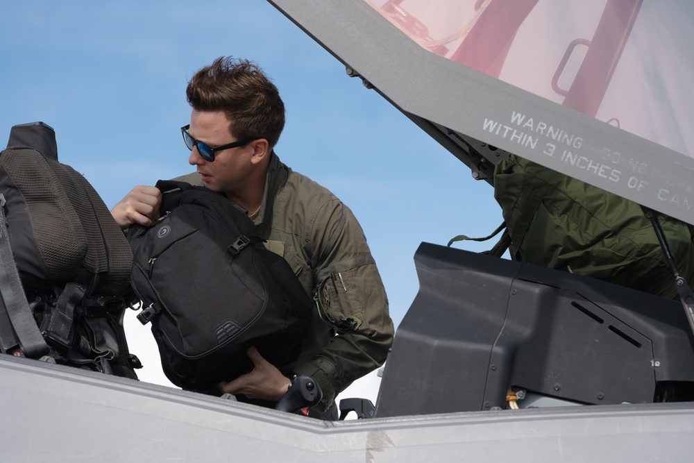 F-35s return to Eglin after NFL flyover